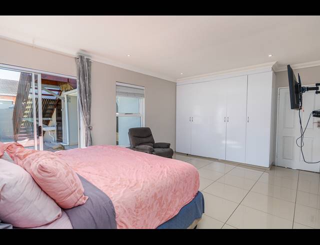 6 BEDROOM FREESTANDING TO LET IN TABLE VIEW